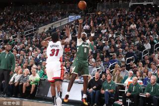 【NFL动态】巨人队角卫TJ-摩尔因腿部重伤住院等待手术